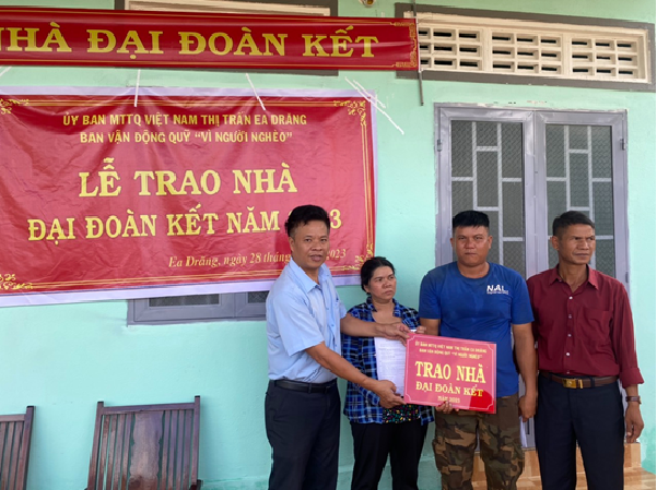 Thị trấn Ea Drăng: Bàn giao nhà Đại đoàn kết tặng hộ nghèo