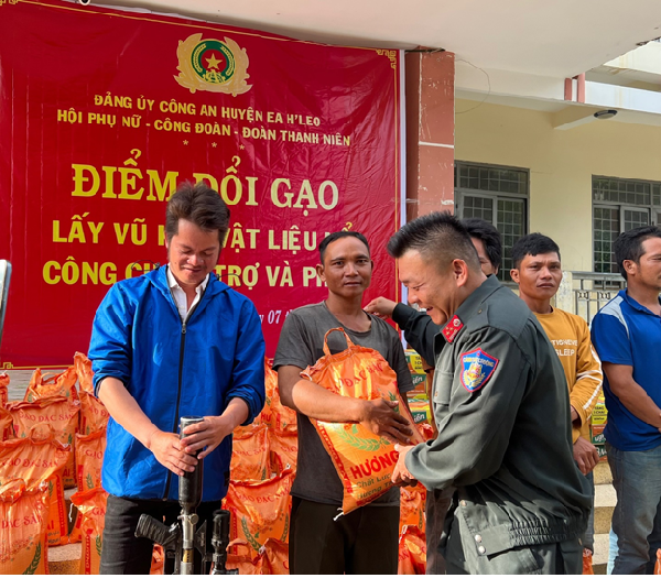 Công an huyện Ea H’leo tổ chức “Điểm đổi gạo lấy vũ khí, vật liệu nổ, công cụ hỗ trợ và pháo”