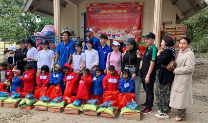Chương trình “Xuân sẻ chia - Tết yêu thương” trao 100 phần quà cho hộ nghèo, cận nghèo tại buôn Chăm, xã Ea Sol.