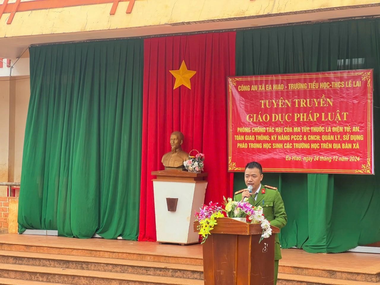 Công an xã Ea Hiao tuyên truyền, vận động nhiều học sinh tự giác giao nộp các loại hóa chất, vật liệu nổ phục vụ chế tạo pháo nổ