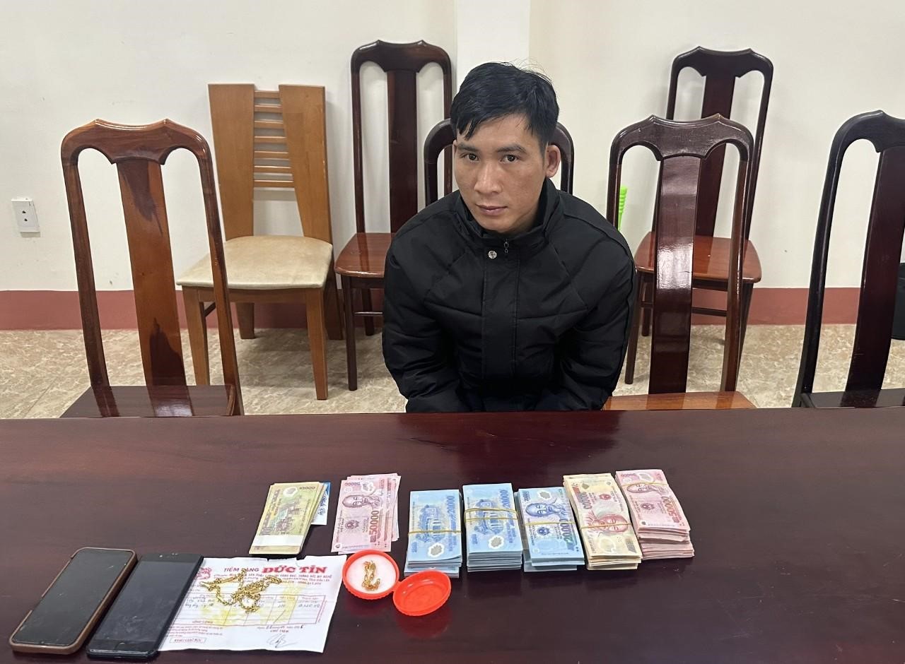 Công an huyện Ea H'Leo truy bắt nhanh đối tượng lừa đổi tiền mới dịp Tết để cướp tài sản
