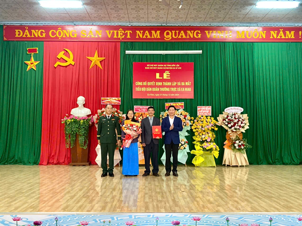 Công bố, ra mắt Tiểu đội Dân quân thường trực tại Huyện Ea H'Leo.