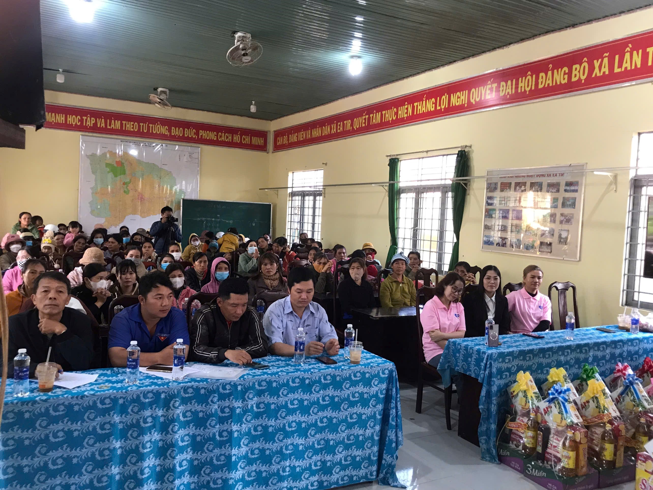 Chương trình “Triệu phần quà san sẻ yêu thương” Tết Nguyên đán Ất Tỵ năm 2025 tại xã Ea Tir