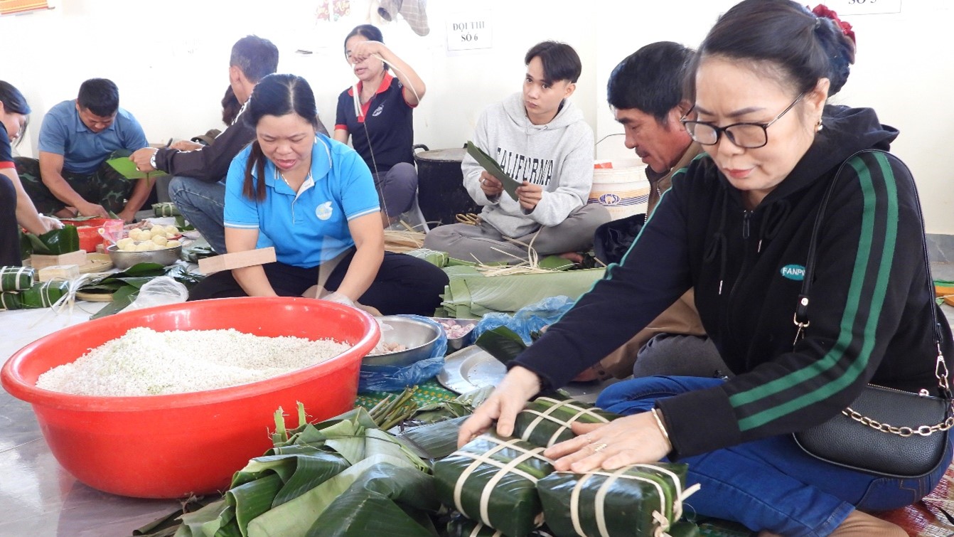 Sôi nỗi Hội thi gói bánh chưng xanh – Trao tết an lành ở xã Ea H’Leo