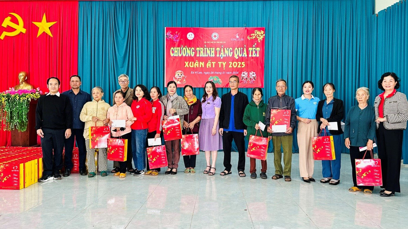 Xã Ea Khăl: Trao 200 suất quà Tết cho hộ nghèo, cận nghèo.