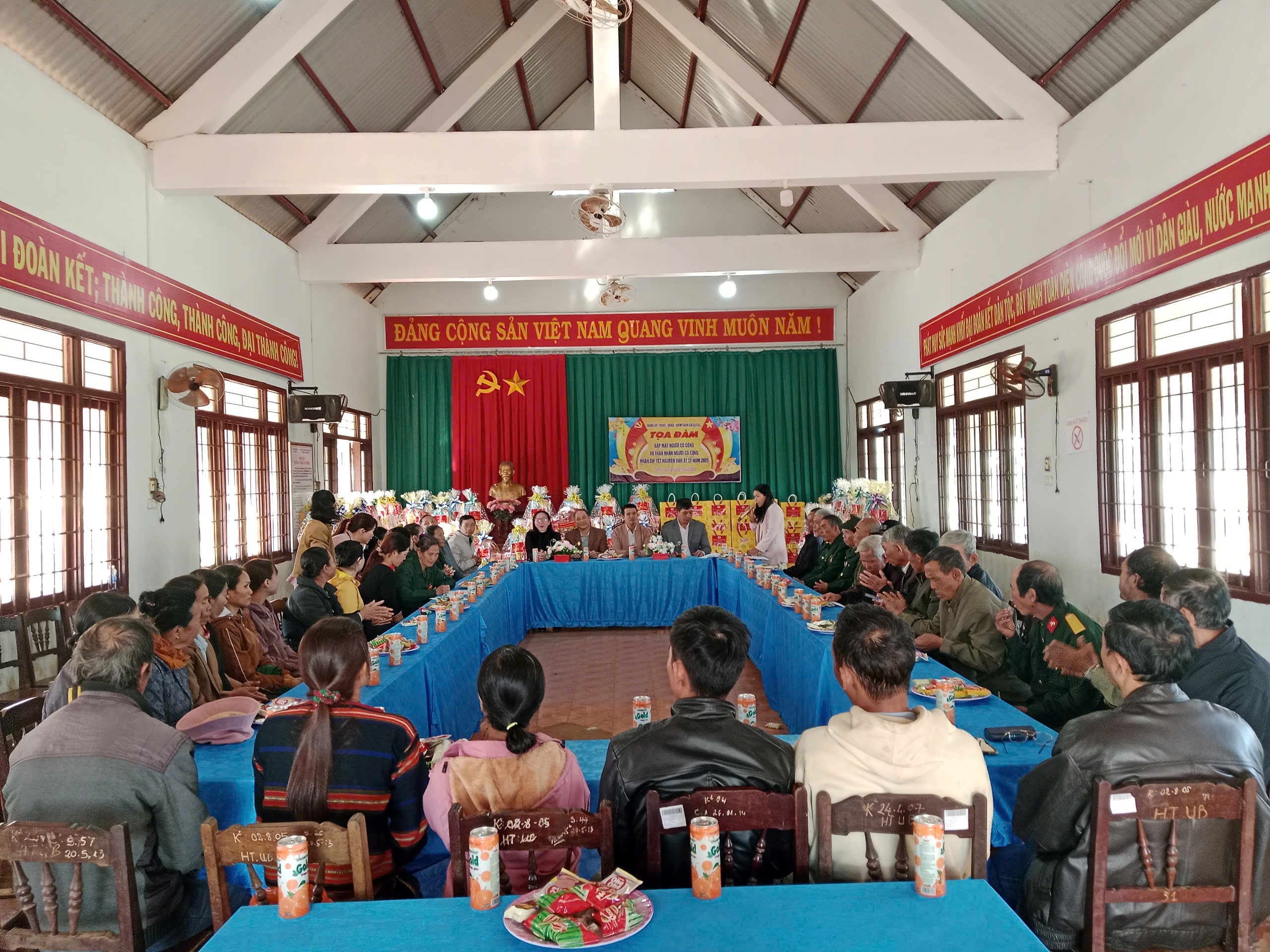 Thăm và tặng quà gia đình chính sách nhân dịp Tết nguyên đán Ất Tỵ 2025 tại xã Ea Sol