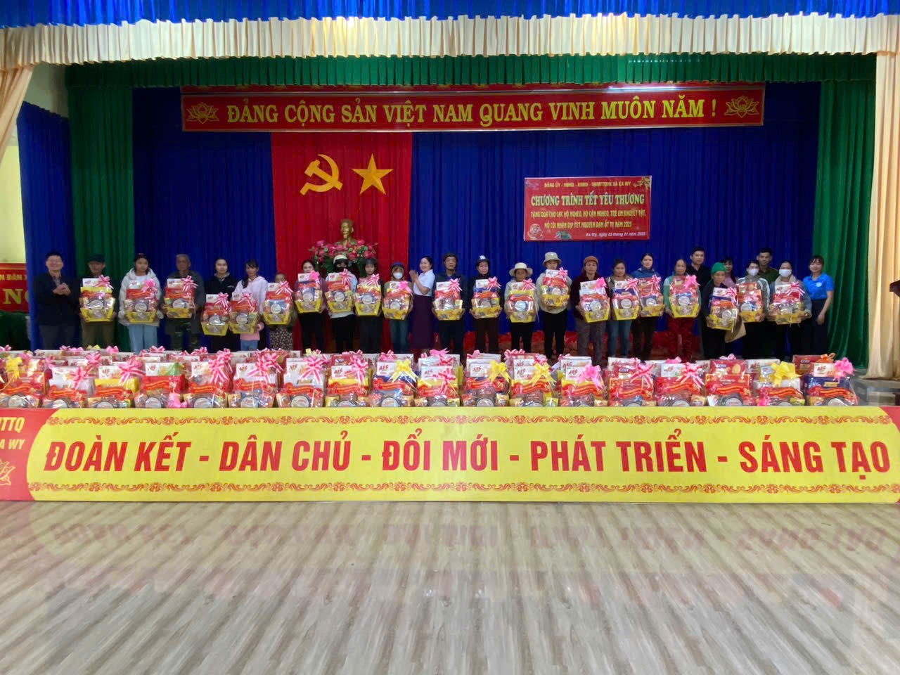 Xã Ea Wy tặng quà Tết cho hộ nghèo, hộ cận nghèo, trẻ em khuyết tật mồ côi năm 2025