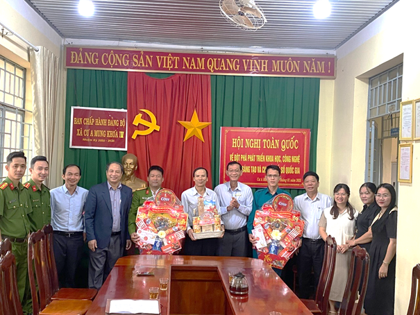 Thăm, chúc Tết cán bộ chiến sỹ nhà tạm giữ Công an huyện; UBND xã Ea Wy, xã Cư A Mung và gia đình chính sách
