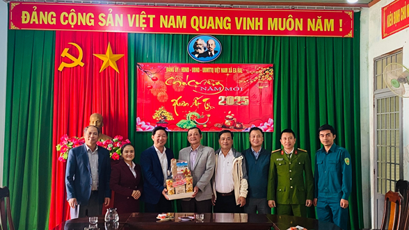 Thăm, chúc Tết UBND xã Ea Răl và gia đình chính sách