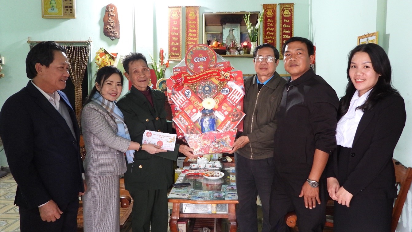 Đồng chí Bùi Thị Hà Giang – Phó bí thư Thường trực Huyện ủy thăm, tặng quà, chúc Tết gia đình chính sách tại xã Ea Nam