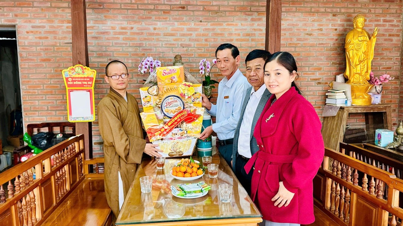Lãnh đạo huyện thăm, chúc tết các cơ sở tôn giáo trên địa bàn huyện