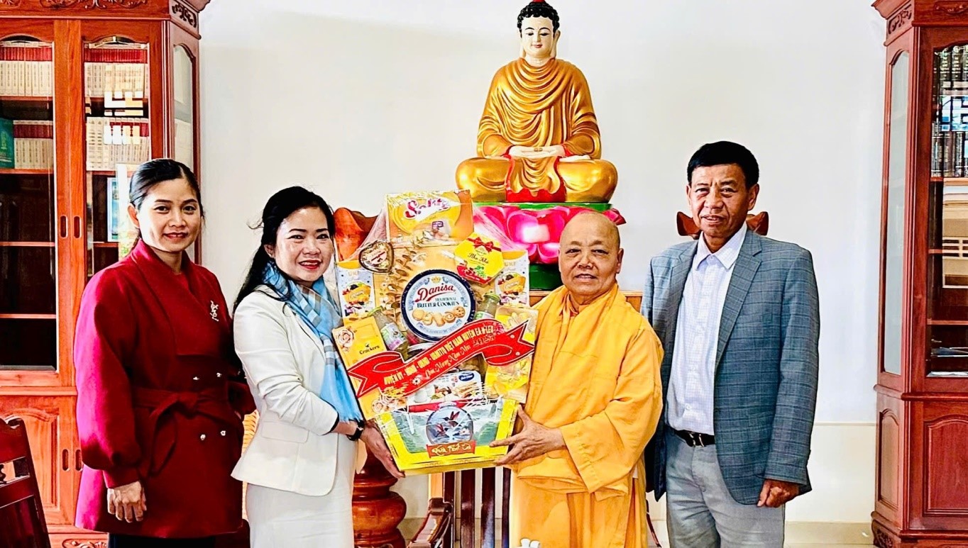 Đồng chí Bùi Thị Hà Giang, Phó bí thư Thường trực Huyện ủy, Chủ tịch HĐND huyện thăm, chúc tết các cơ sở tôn giáo.