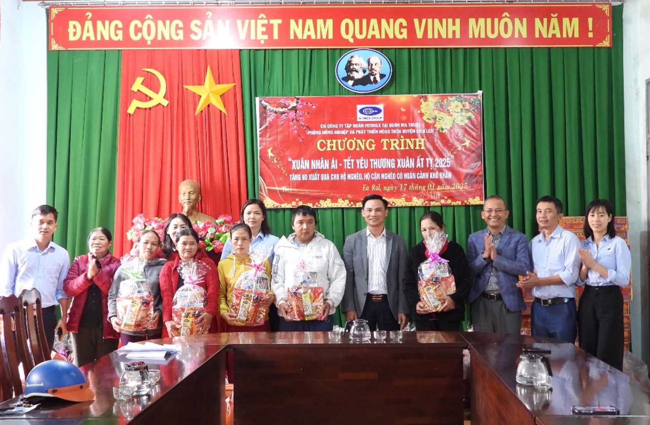 Tặng 60 suất quà cho hộ nghèo ở xã Ea Răl