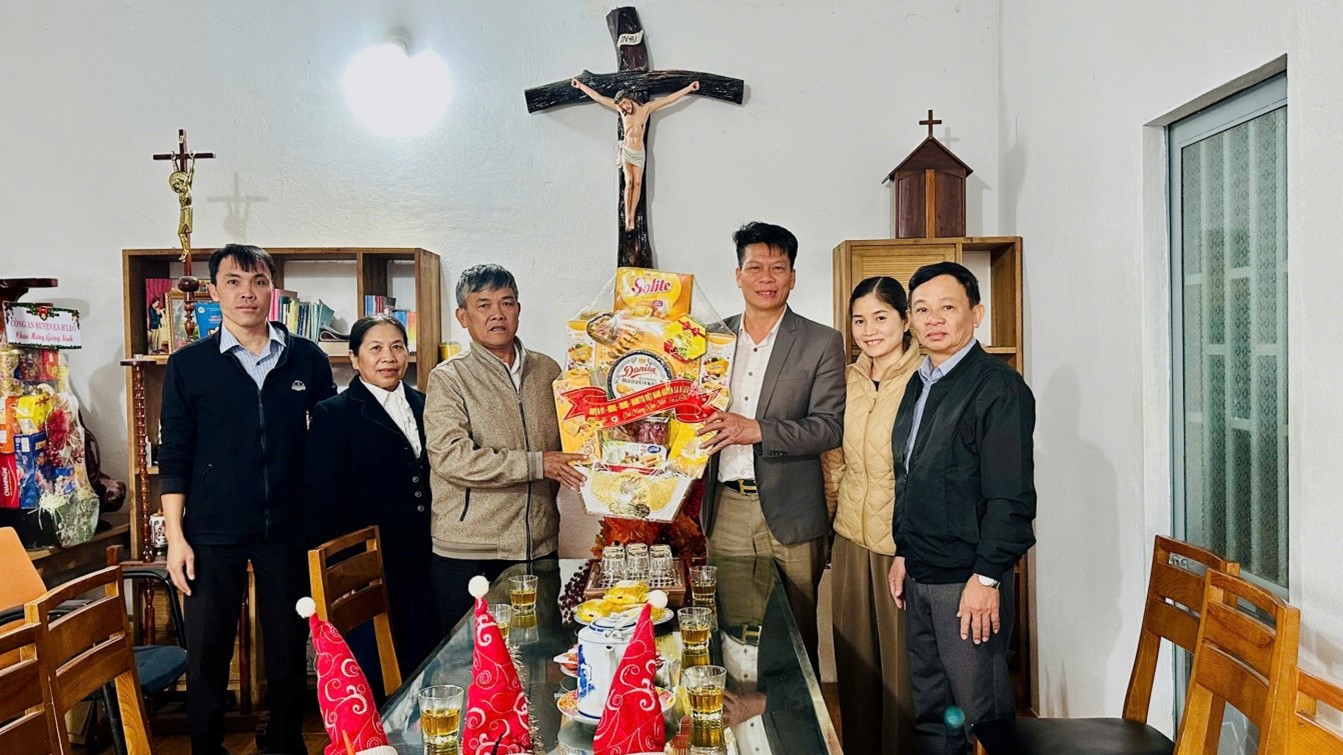 Ông Huỳnh Sơn, Phó Chủ tịch HĐND huyện thăm, chúc tết các cơ sở tôn giáo trên địa bàn huyện