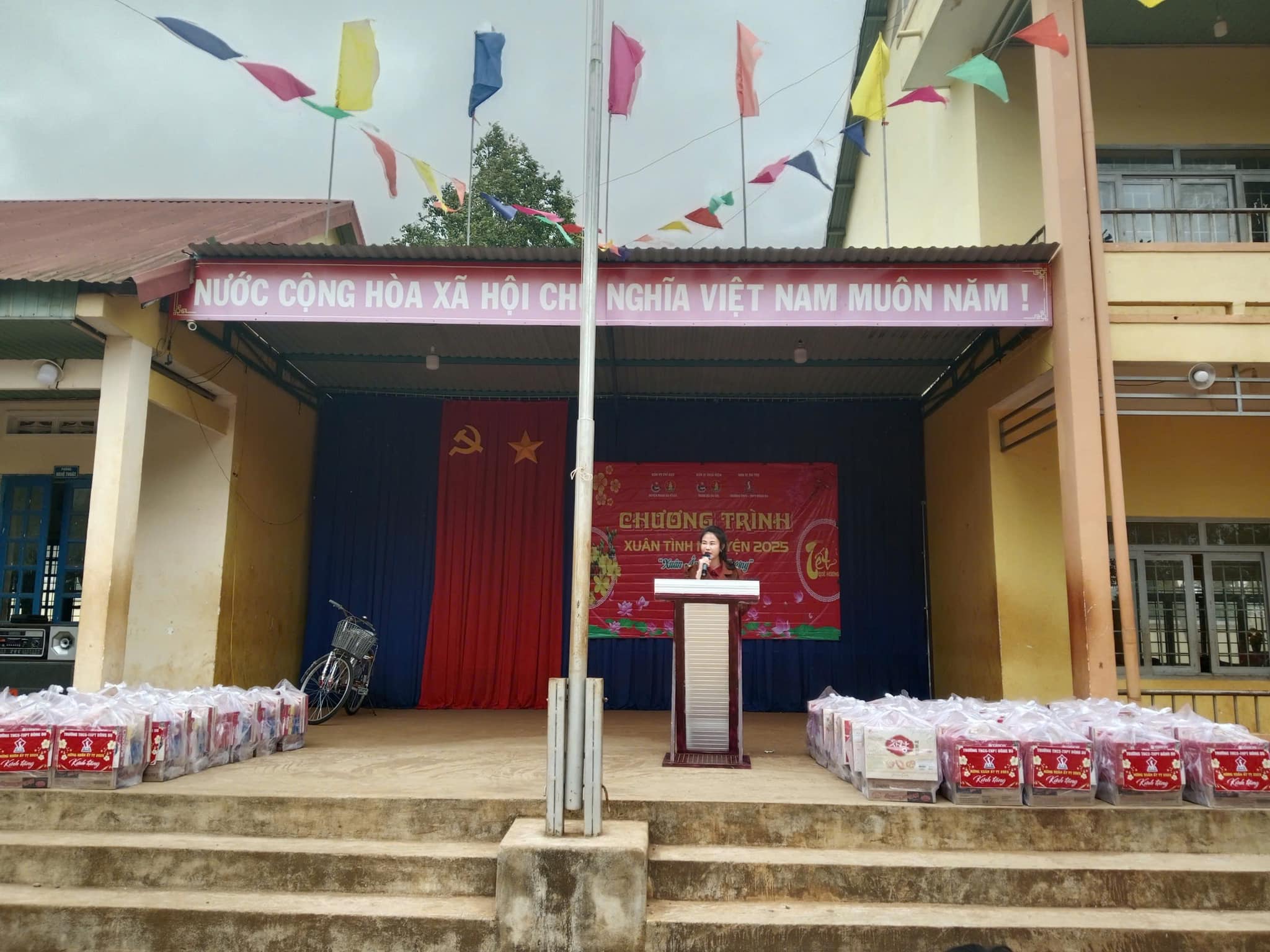 Tặng quà cho học sinh có hoàn cảnh khó khăn nhân dịp Tết Nguyên đán