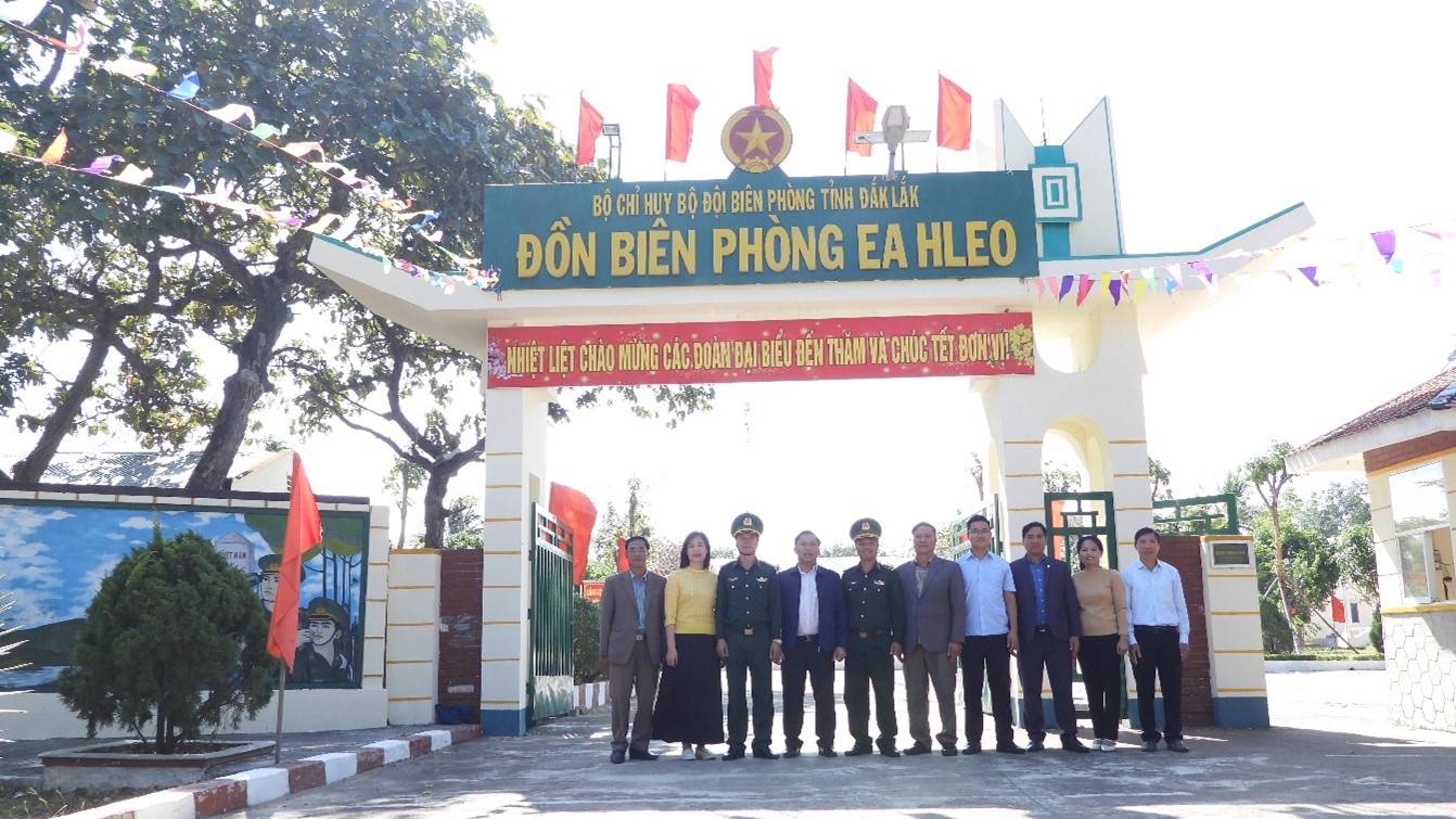 Lãnh đạo huyện Ea H’Leo thăm, chúc Tết cán bộ, chiến sĩ đồn biên phòng Ea H’Leo