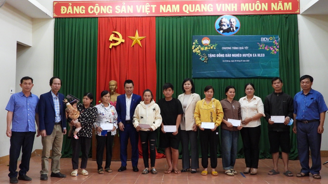 Trao 115 suất quà Tết cho hộ nghèo ở xã Cư A Mung