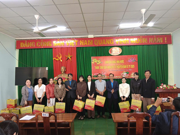 Liên đoàn Lao động huyện tặng quà Tết cho đoàn viên, người lao động có hoàn cảnh khó khăn