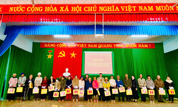 Gặp mặt các gia đình chính sách và người có công nhân dịp Tết Nguyên đán năm 2025