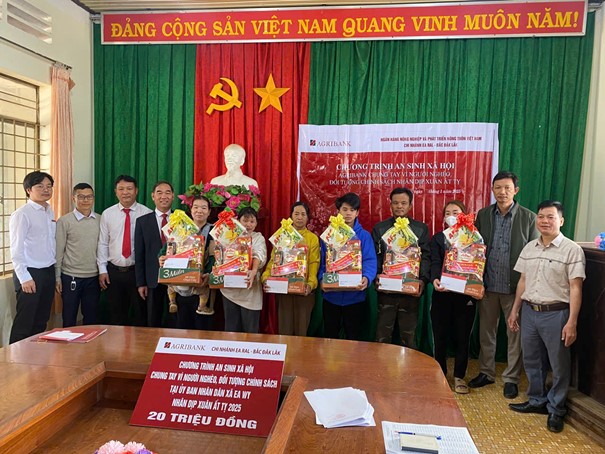 Ngân hàng Agribank Chi Nhánh Ea Răl – Bắc Đăk Lăk, tặng quà nhân dịp xuân Ất Tỵ năm 2025