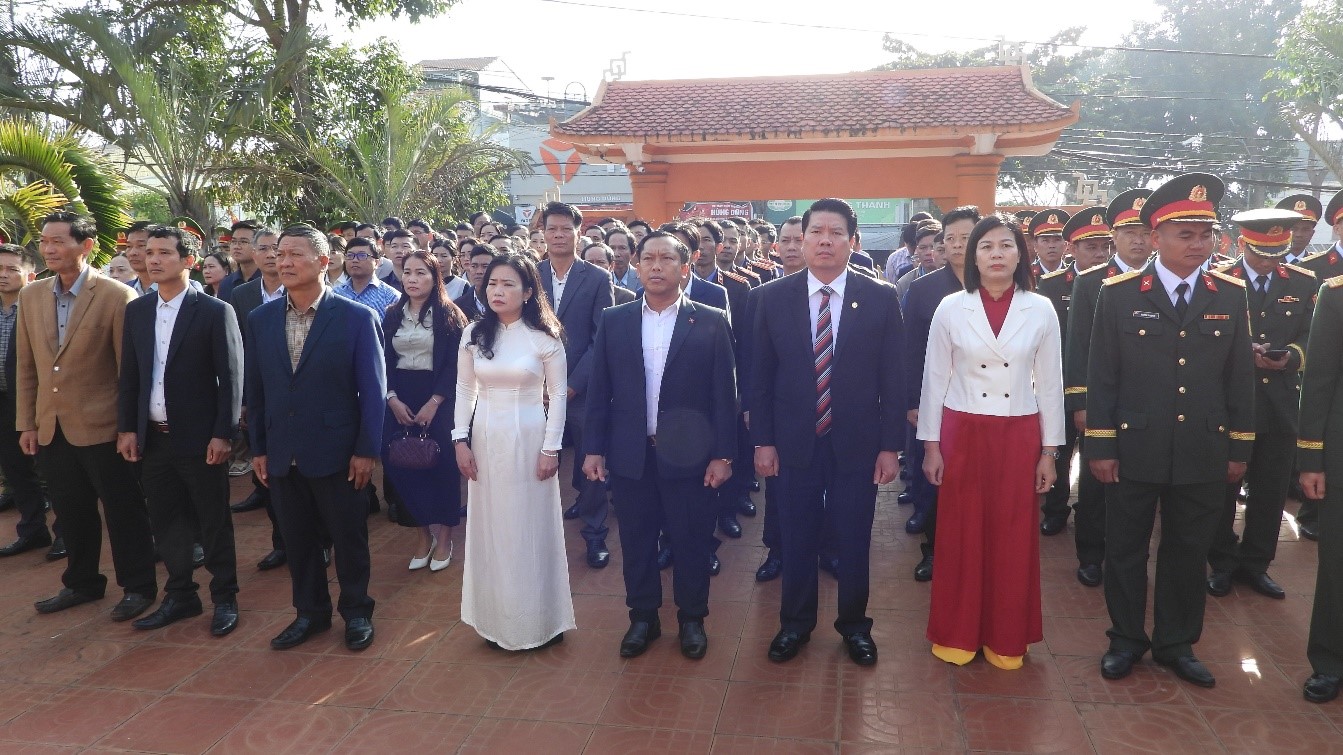 Cán bộ, công chức, viên chức viếng nghĩa trang liệt sĩ huyện