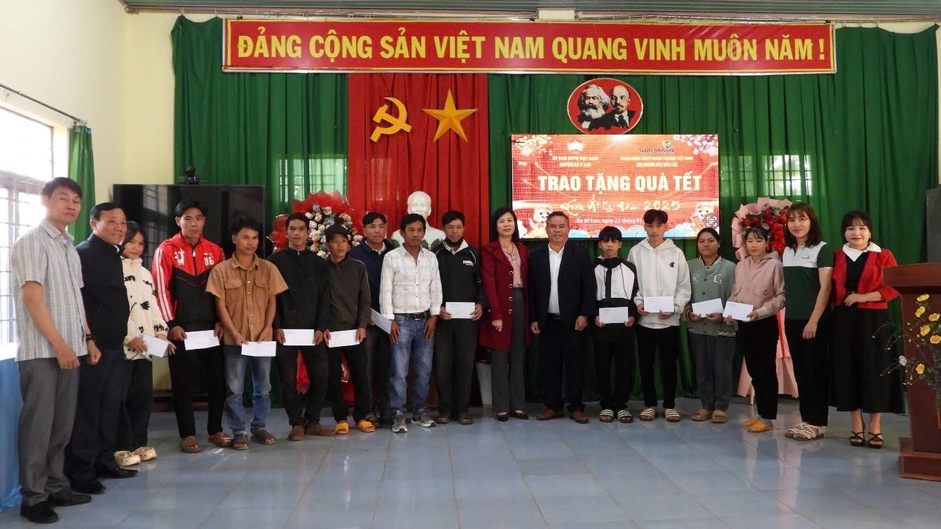 Thăm và tặng quà Tết Nguyên đán Ất Tỵ năm 2025