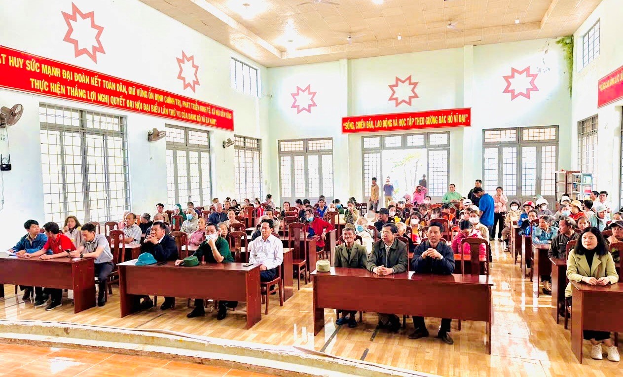 Xã Ea Nam tặng quà Tết cho hộ nghèo, hộ cận nghèo năm 2025