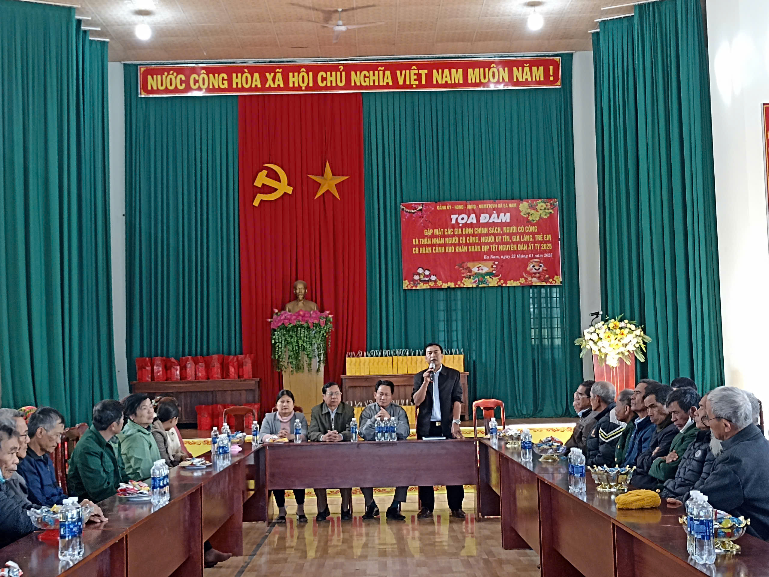 Xã Ea Nam: Gặp mặt các gia đình chính sách và người có công, thân nhân người có công, người uy tín, già làng, trẻ em có hoàn cảnh khó khăn nhân dịp Tết Nguyên đán năm 2025