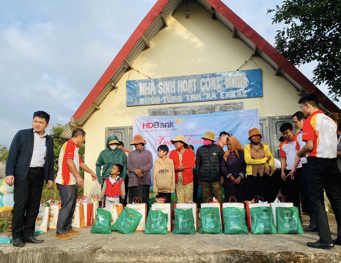 Ngân hàng HD Bank, Chi nhánh huyện Ea H’Leo tặng quà cho hộ nghèo, hộ cận nghèo