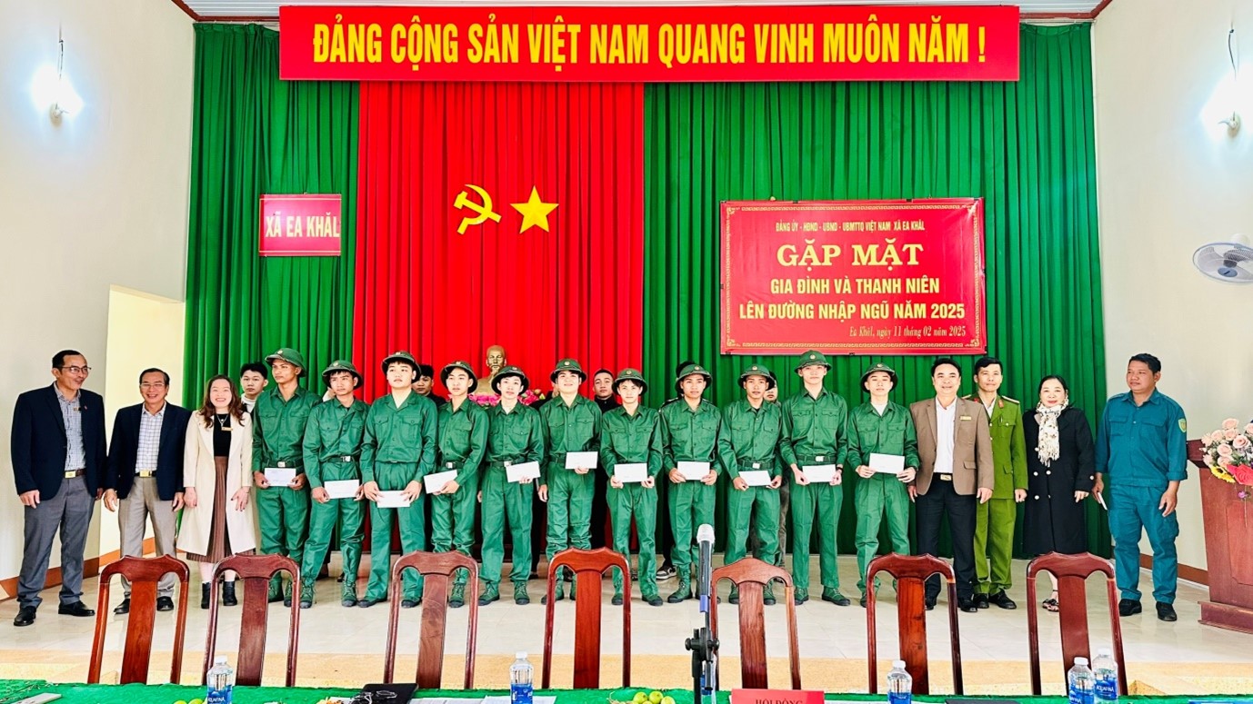 Thanh niên xã Ea Khăl háo hức chờ ngày lên đường nhập ngũ