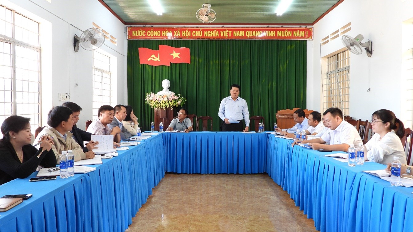 Chủ tịch UBND huyện làm việc với xã Ea H’Leo về các dự án trên địa bàn xã