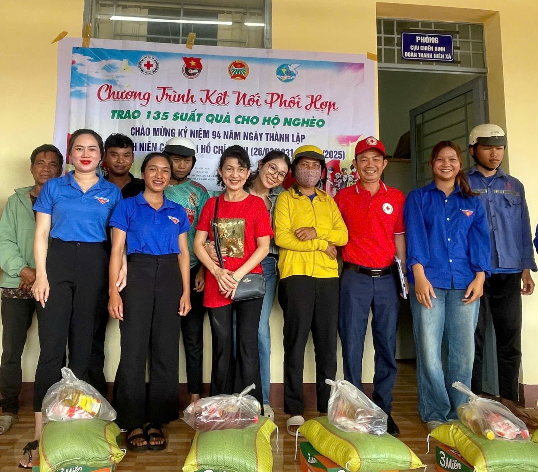 Tặng quà cho các hộ nghèo, hộ hoàn cảnh khó khăn trên địa bàn xã Ea Sol
