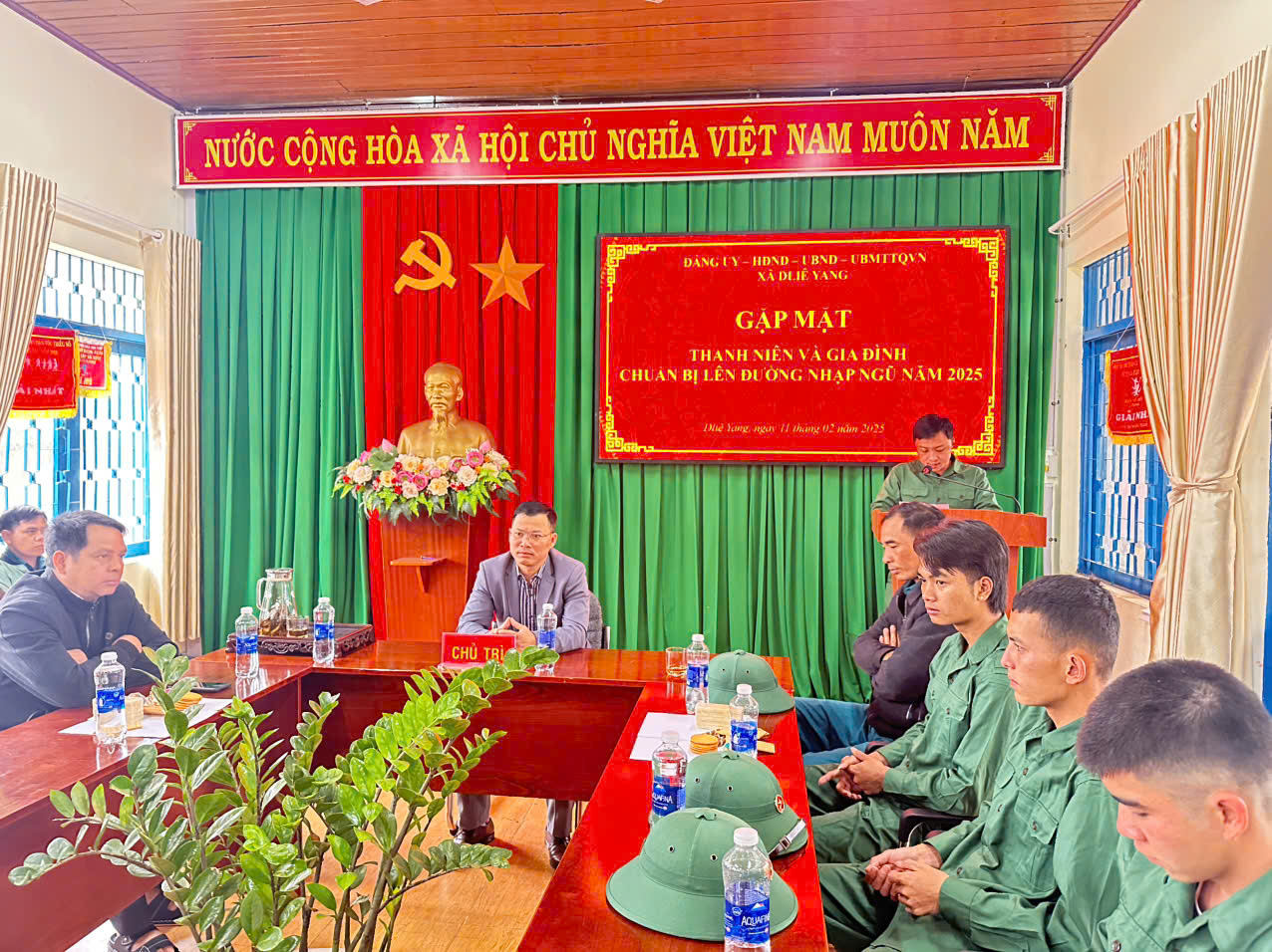 Xã DLiê Yang gặp mặt, tặng quà tân binh lên đường nhập ngũ năm 2025