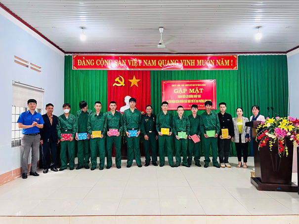 Thị trấn Ea Drăng tổ chức gặp mặt thanh niên lên đường nhập ngũ năm 2025 và đón quân nhân hoàn thành nghĩa vụ quân sự trở về địa phương