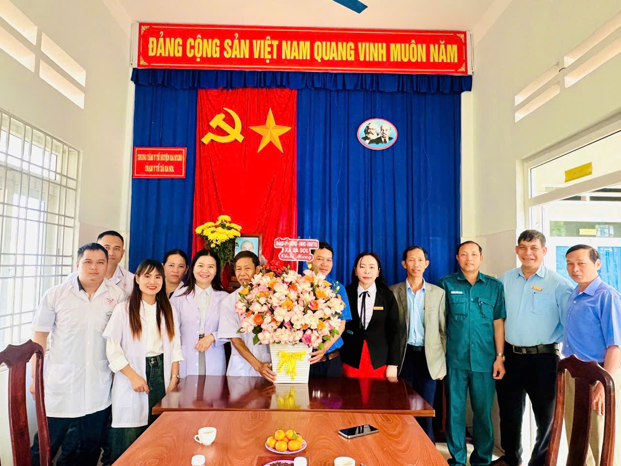 Xã Ea Sol thăm, chúc mừng nhân ngày Thầy thuốc Việt Nam 27/02