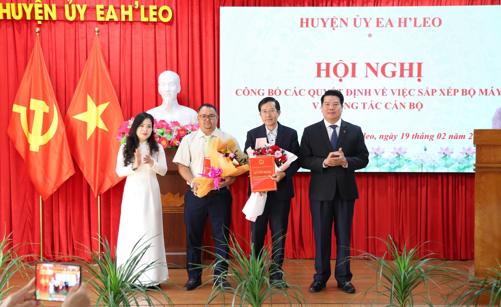 Huyện Ea H’Leo: Công bố các quyết định về việc sắp xếp bộ máy và công tác cán bộ.