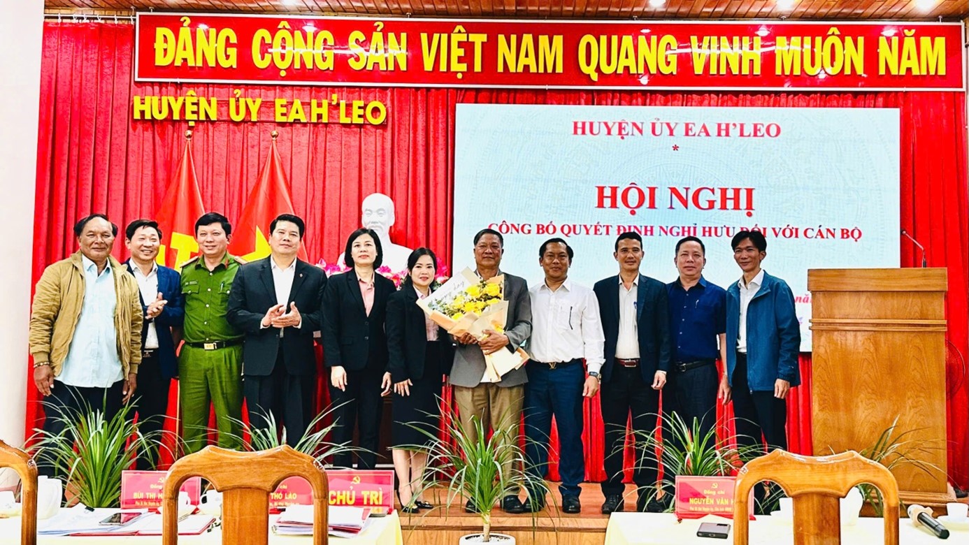 Huyện ủy Ea H’Leo công bố Quyết định nghỉ hưu đối với cán bộ