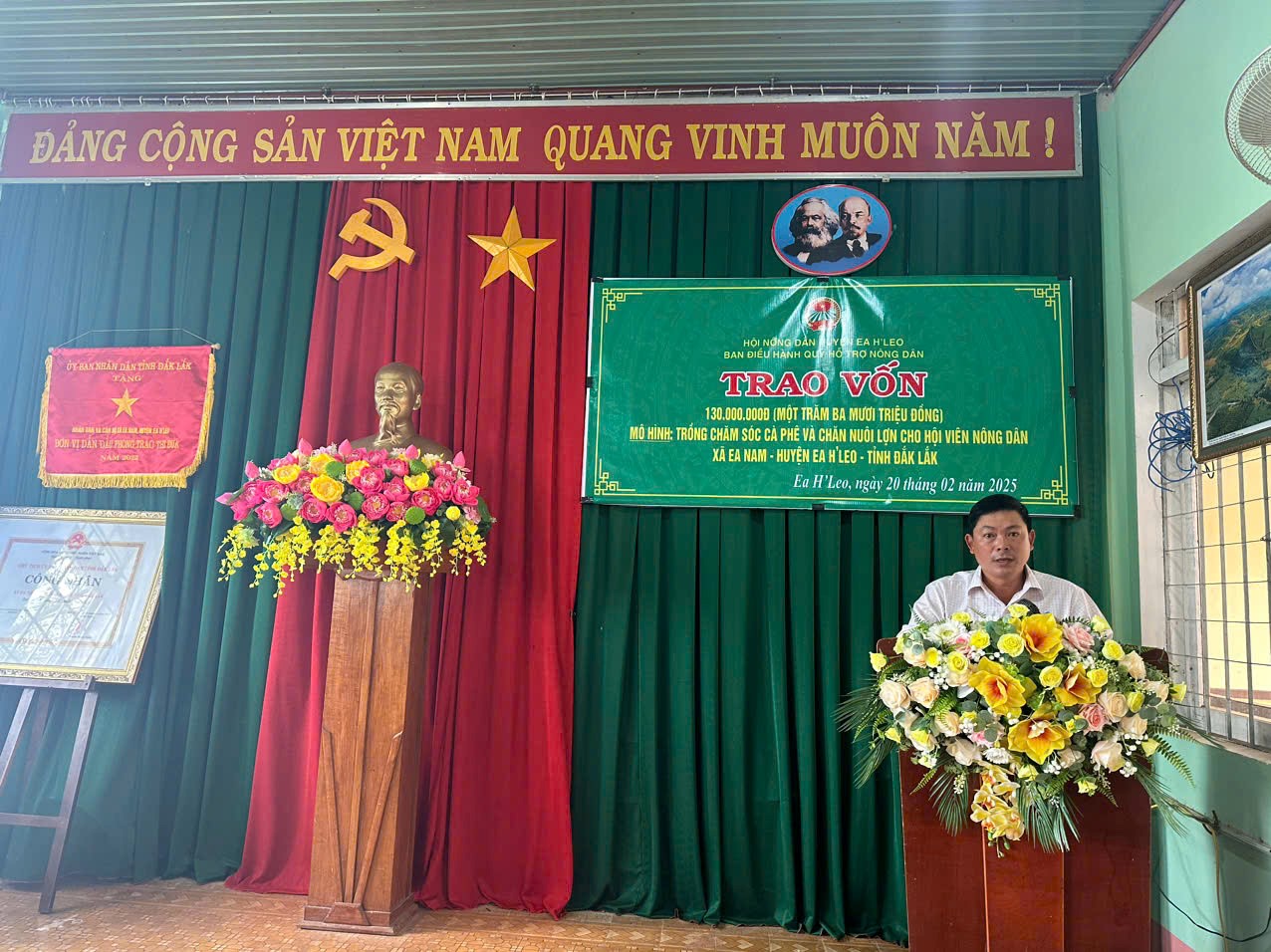 Trao vốn cho hội viên để phát triển sản xuất tại xã Ea Nam
