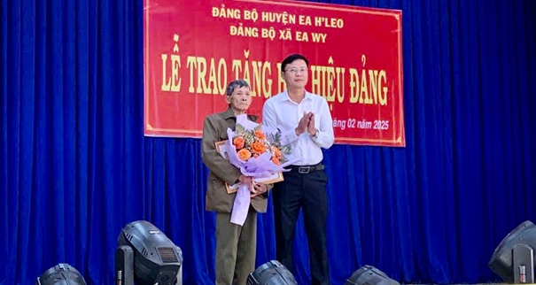 Xã Ea Wy trao tặng Huy hiệu Đảng đợt 3/2