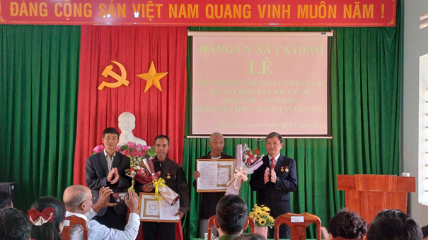 Xã Ea Hiao tổ chức trao Huy hiệu Đảng đợt 3/2