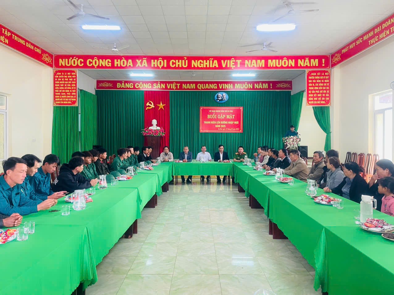 UBND xã Ea Ral gặp mặt thanh niên chuẩn bị lên đường nhập ngũ năm 2025