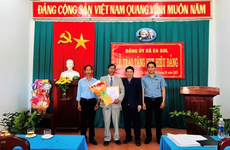 Đảng uỷ xã Ea Sol trao huy hiệu Đảng cho đảng viên