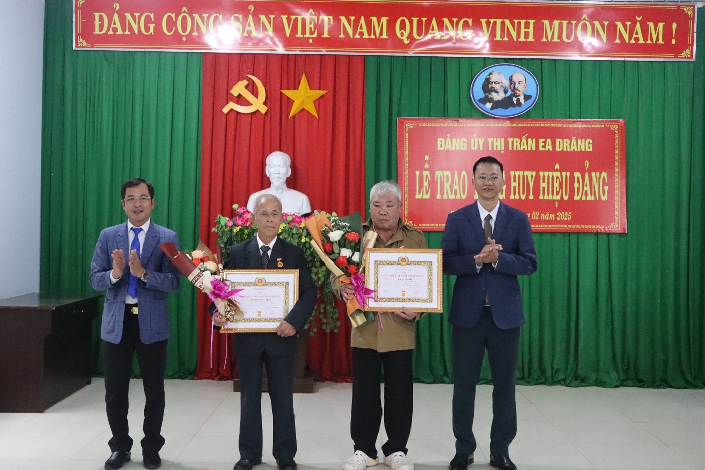 Đảng ủy thị trấn Ea Drăng: Trao huy hiệu 50, 45, 30 năm tuổi Đảng cho 10 đảng viên