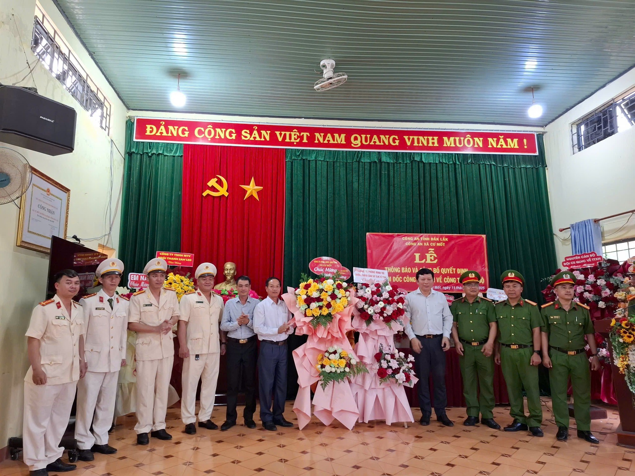 Lễ công bố Quyết định của Giám đốc Công an tỉnh Đắk Lắk về công tác cán bộ tại xã Cư Mốt