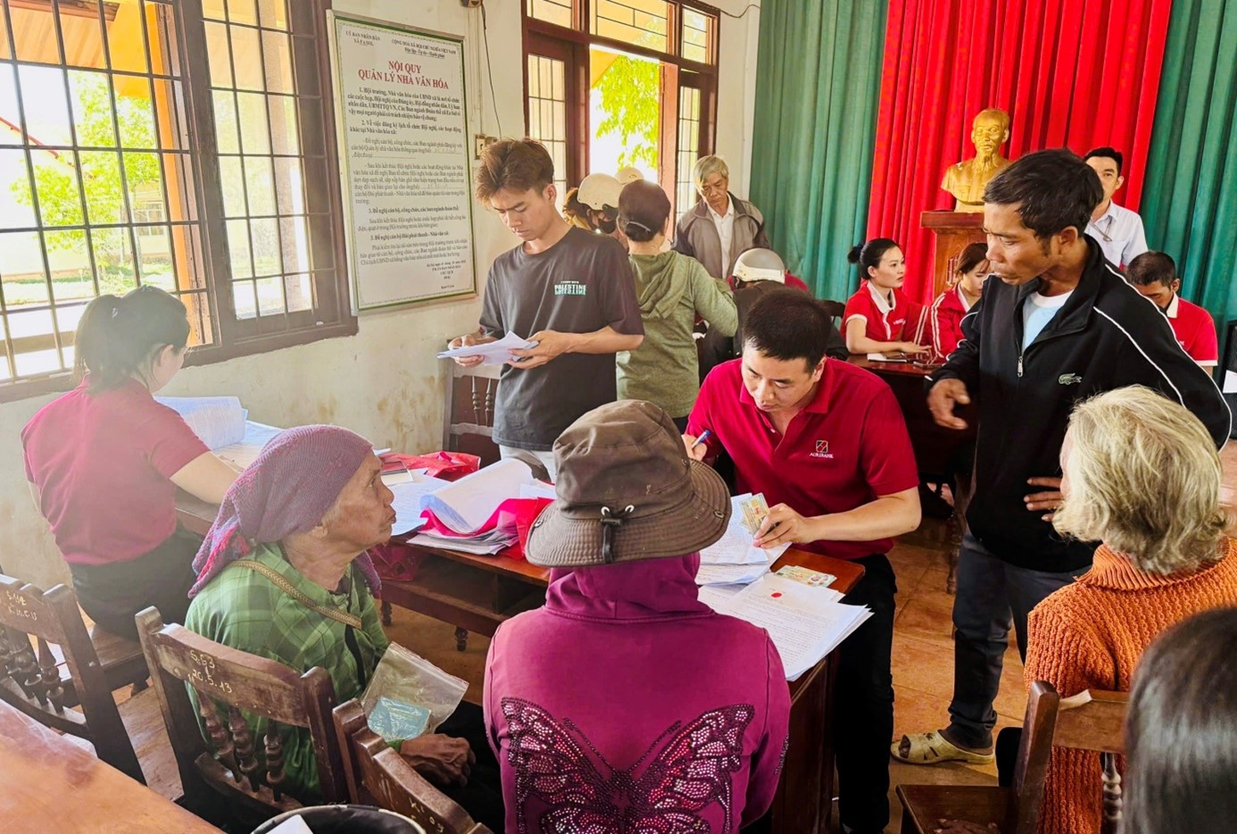 Mở tài khoản và thực hiện chi trả chính sách an sinh xã hội không dùng tiền mặt trên địa bàn xã Ea Sol