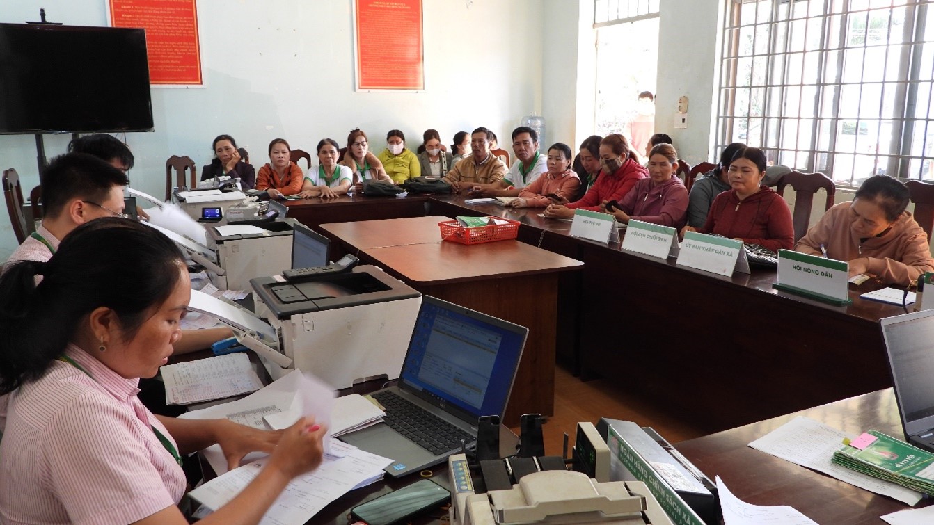 Giải ngân hơn 1 tỷ cho các đối tượng chính sách ở xã Ea Răl