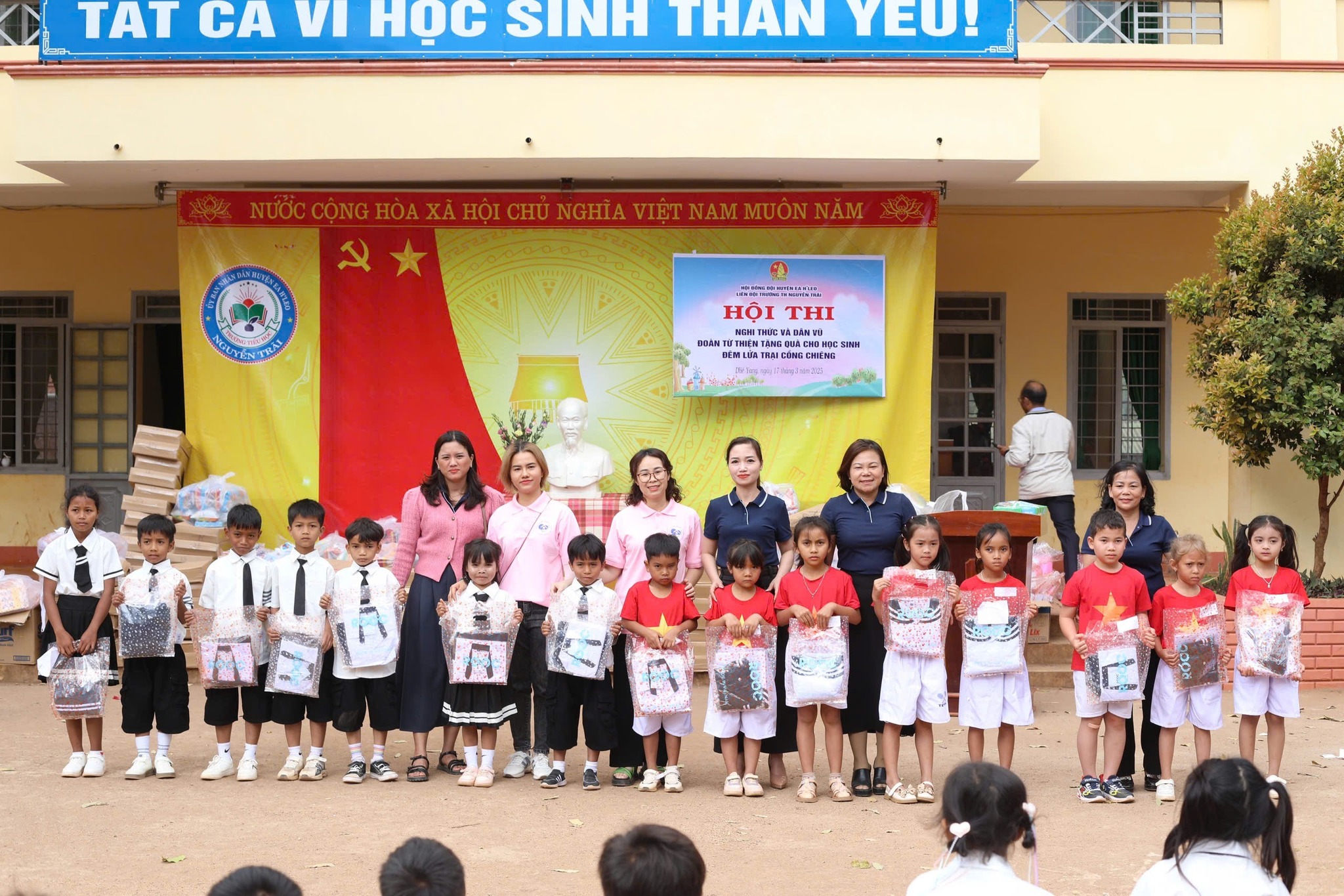 Tặng quà cho học sinh hộ nghèo, học sinh có hoàn cảnh khó khăn tại Trường Tiểu học Nguyễn Trãi, xã Dlie Yang