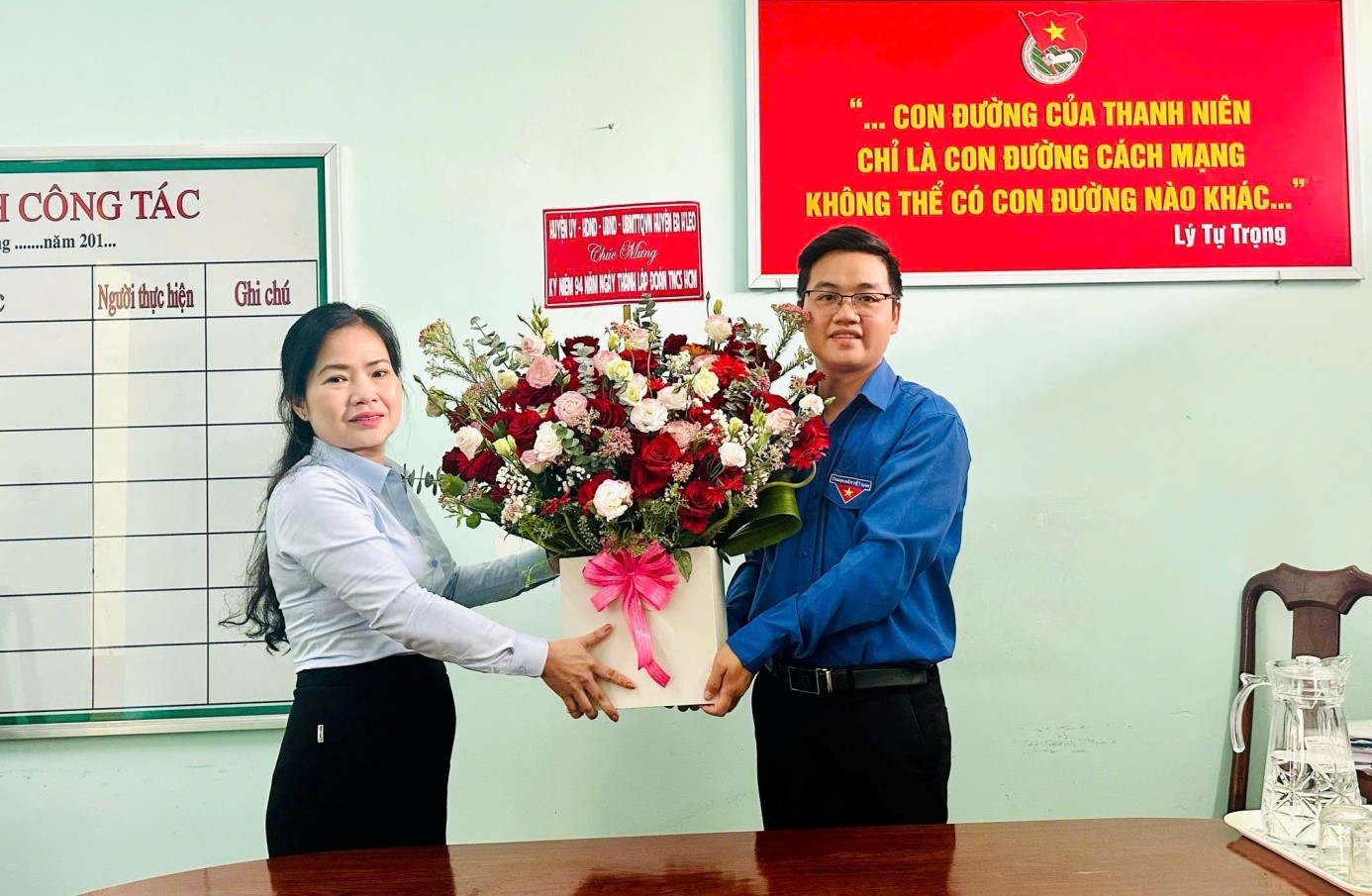Lãnh đạo Thường trực Huyện ủy tặng hoa chúc mừng Huyện đoàn nhân ngày thành lập Đoàn TNCS Hồ Chí Minh