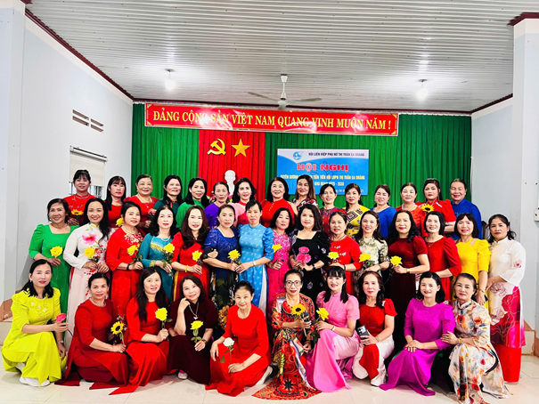 Phụ nữ huyện Ea H’Leo tự tin, tỏa sáng với áo dài truyền thống