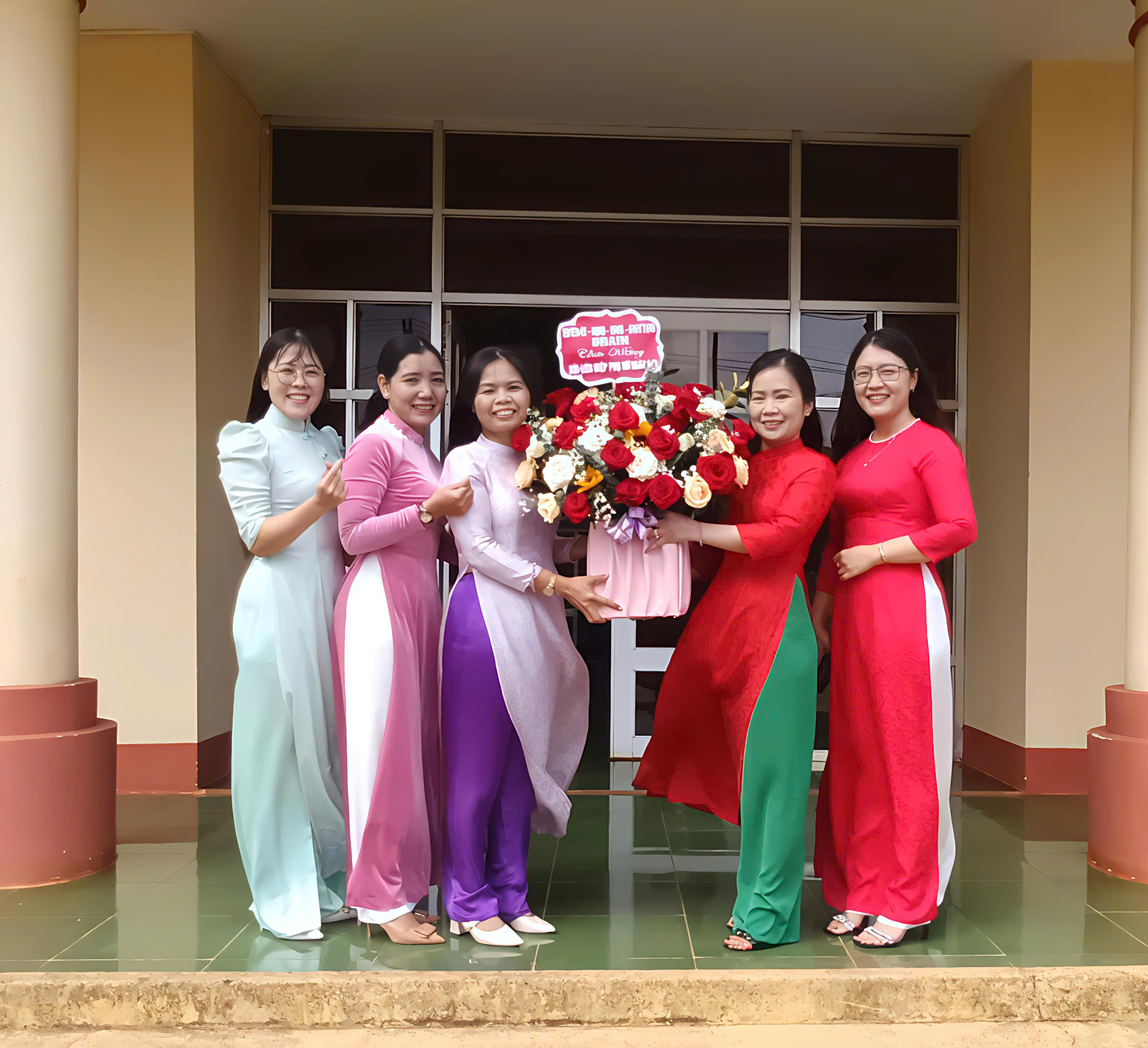 Đồng chí Bùi Thị Hà Giang – Phó Bí thư Thường trực Huyện ủy, Chủ tịch HĐND huyện thăm, chúc mừng Hội Liên hiệp Phụ nữ huyện nhân Ngày Quốc tế Phụ nữ 8/3